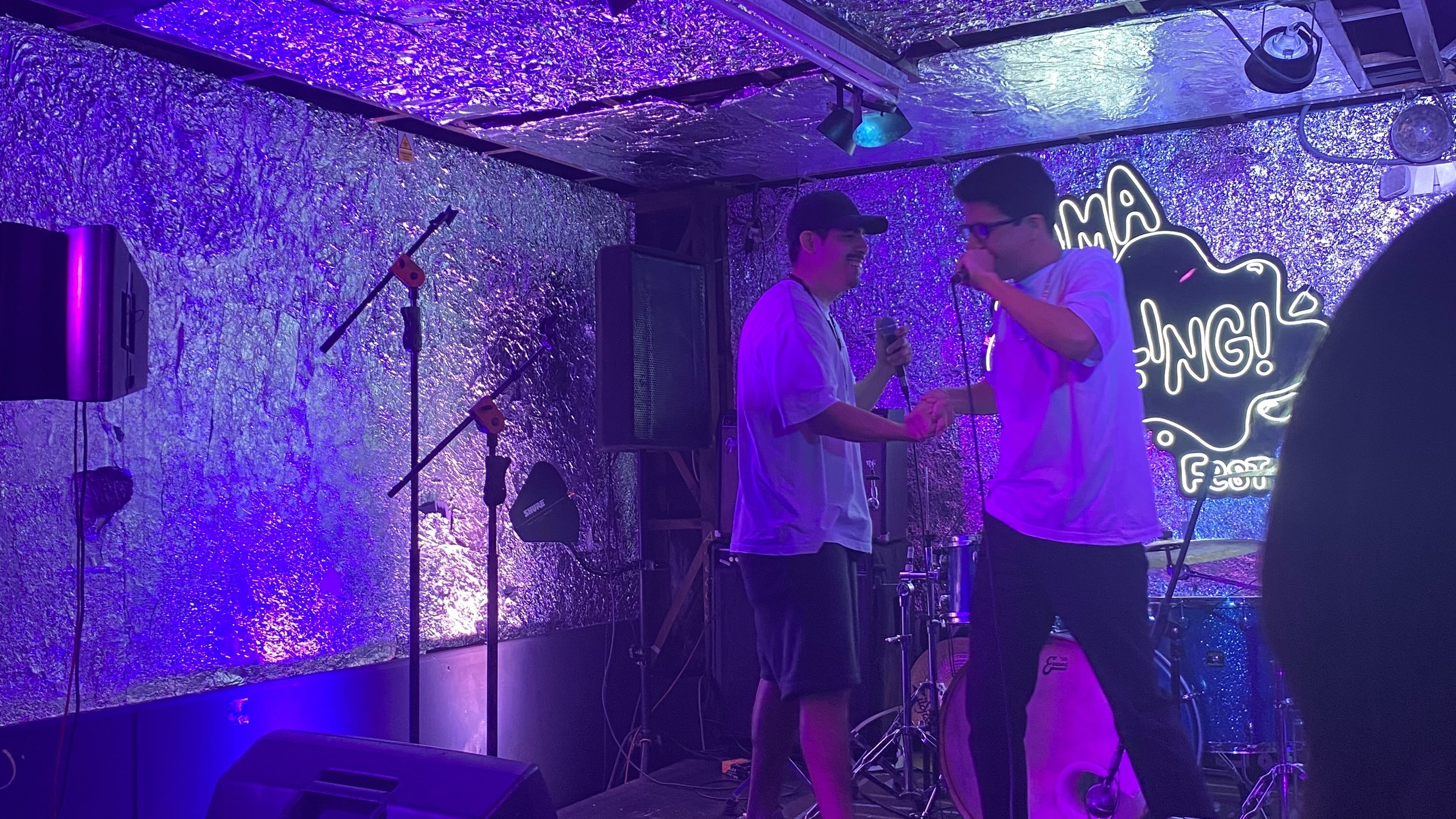 Rod Magui cantando en directo sobre el escenario