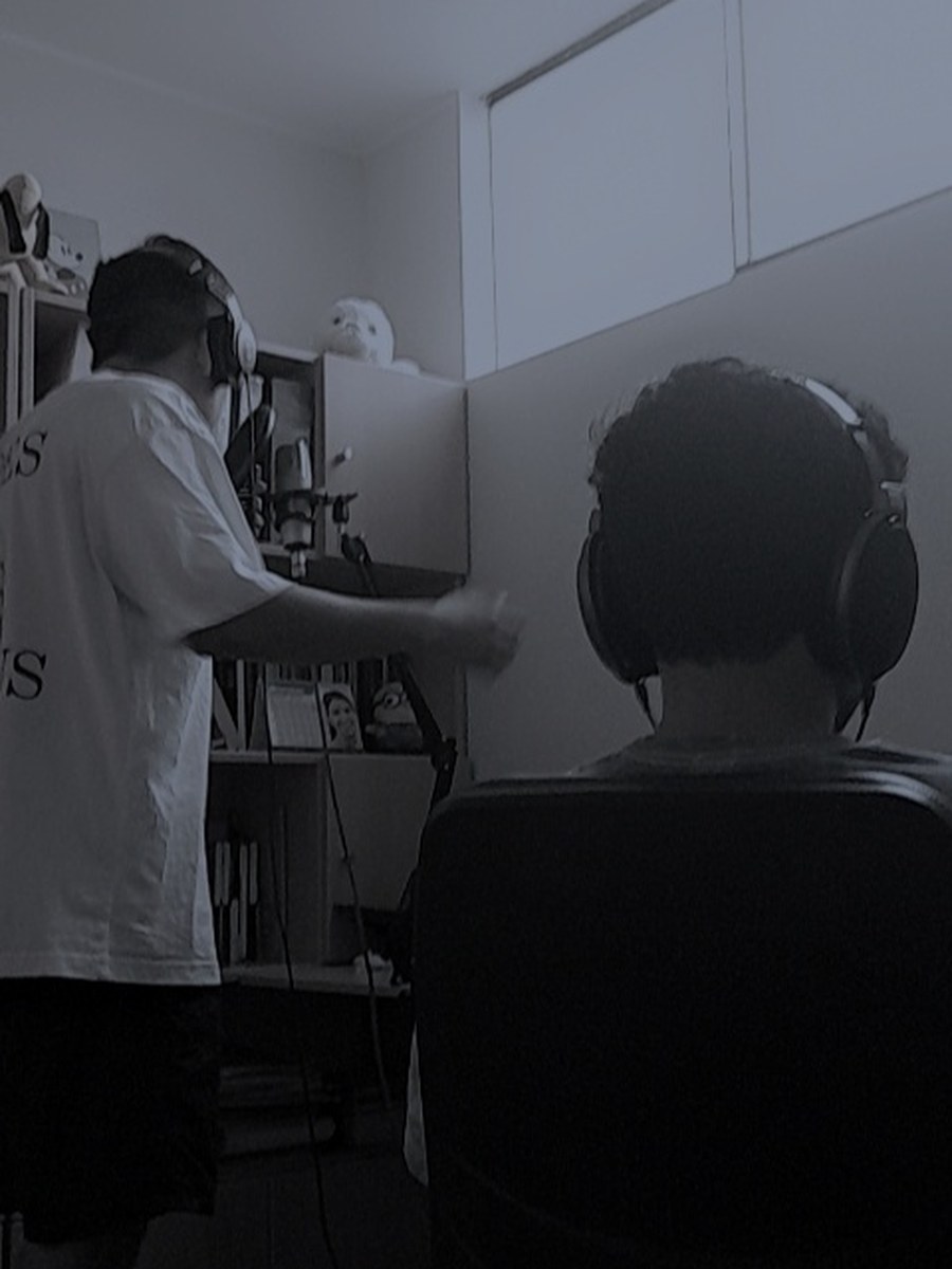Sesión de estudio: grabando con audifonos frente a la computadora