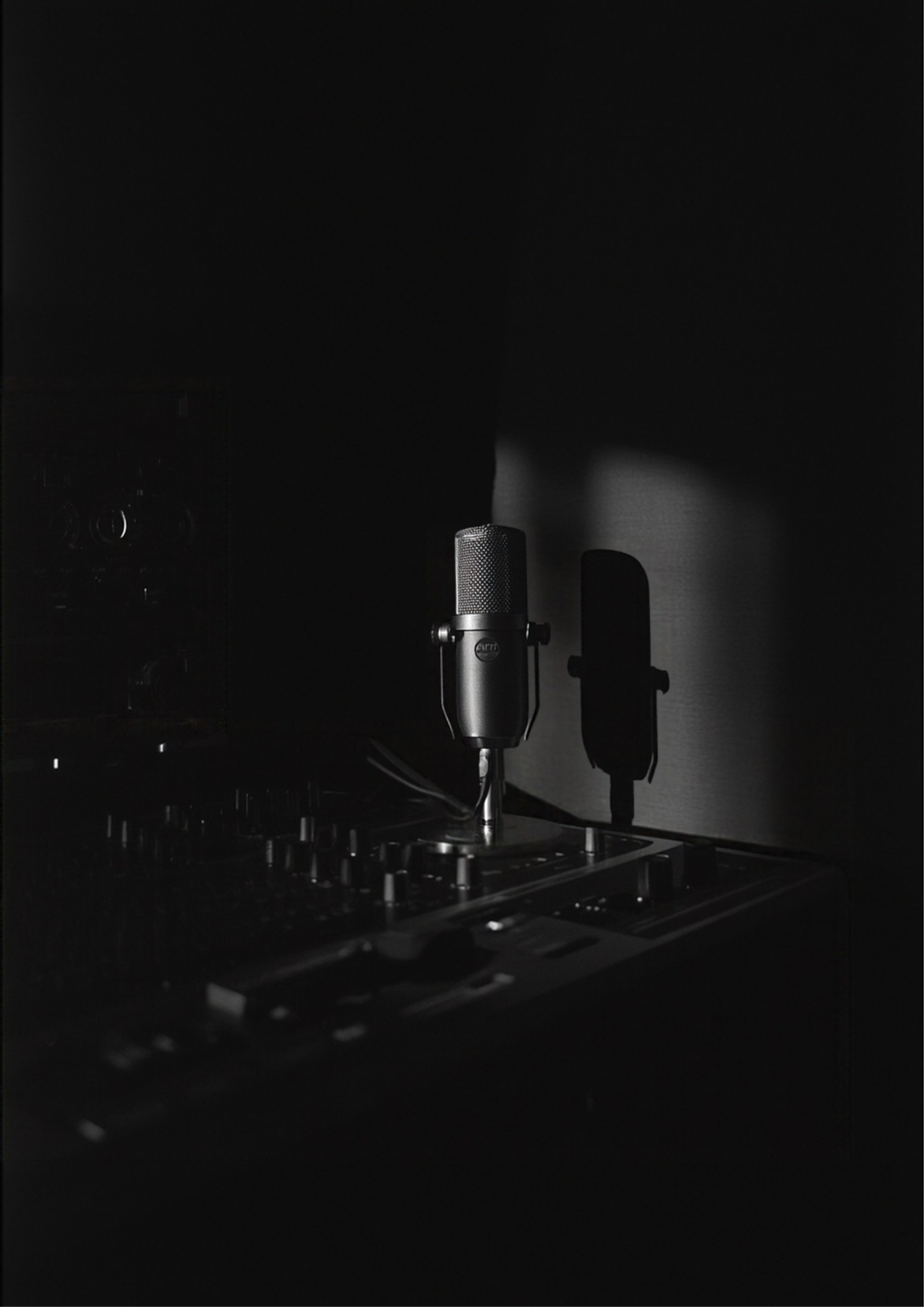 Estudio de grabación de madrugada: consola analógica y micrófono