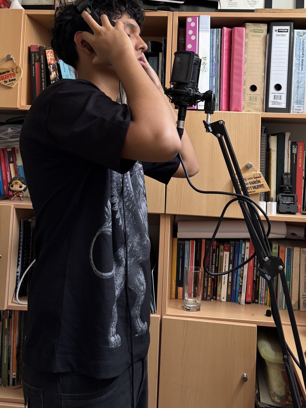 Rod Magui grabando voces en su estudio